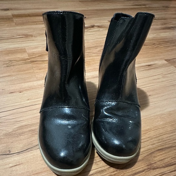 Sorel patent leather Joan of arctic wedge zip 2 sz 4 shiney kids boot - Picture 2 of 5